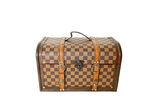 1 BAULE LOUIS VUITTON REALIZZATO IN LEGNO, TELA DAMIER E PELLE, PICCOLI DIFETTI DIM. 34x20x21 CM