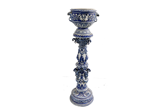 1 FIORIERA A COLONNA IN CERAMICA CON DECORI FLOREALI E A MASCHERONI, COLORE BLU DIM. 35x134 CM