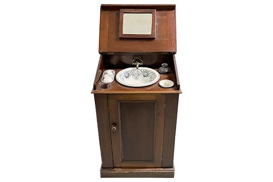 1 ANTICO MOBILE CON LAVABO CON ACQUA CORRENTE, STRUTTURA IN LEGNO MASSICCIO, VASCA ZINCATA PORTAACQUA, RUBINETTO IN METALLO, VASCHETTA E ACCESSORI IN PORCELLANA, PICCOLI DIFETTI DIM. 60x100x55 CM