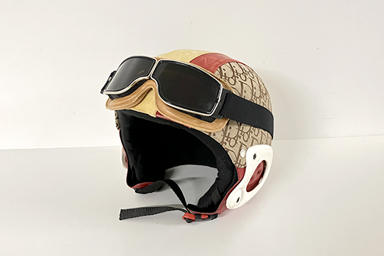 1 CASCO SPORTIVO DIOR CON OCCHIALI DIM. 30x25x25 CM