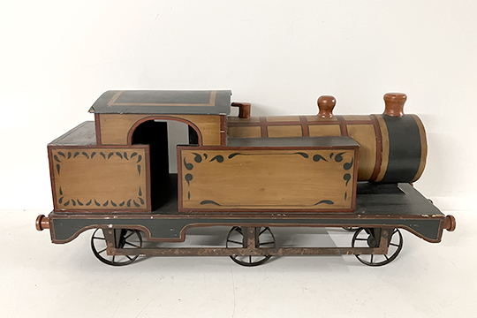 1 LOCOMOTIVA IN LEGNO E METALLO DIM. 85x35x26 CM