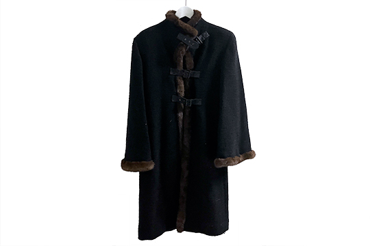 1 CAPPOTTO VALENTINO IN LANA, SETA E BORDURE IN PELLICCIA, COLORE NERO DIM. 105