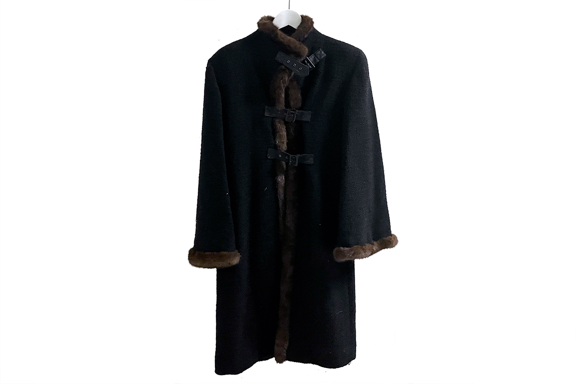 1 CAPPOTTO VALENTINO IN LANA, SETA E BORDURE IN PELLICCIA, COLORE NERO DIM. 105