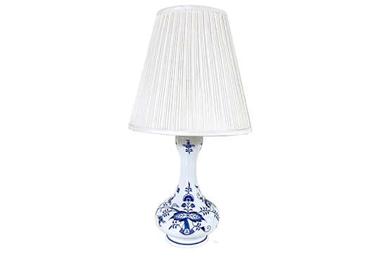 1 LAMPADA IN PORCELLANA MEISSEN “ZWIEBELMUSTER”, CON PARALUME IN TESSUTO DIM. 21x43 CM