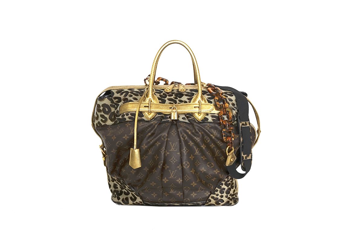 1 BORSA LOUIS VUITTON, EDIZIONE LIMITATA, “MONOGRAM LEOPARD STEAMER BAG”, COLLEZIONE 2006 DI MARC JACOBS PER LOUIS VUITTON, REALIZZATA IN TELA MONOGRAM PLISSETTATA E PELLE DI VITELLO LEOPARDATA, MANICI, CHIUSURA, PORTACHIAVI E INSERTI RIVESTITI IN PELLE DI SERPENTE D'ACQUA “KARUNG”, TRACOLLA IN CATENA ACRILICA AD ANELLI AMOVIBILE, CINGHIE LATERALI REGOLABILI PER TRASFORMARLA IN BORSA DA VIAGGIO A BORSA DA GIORNO, FORNITA DI LUCCHETTO E CHIAVI DIM. 60x40x40 CM