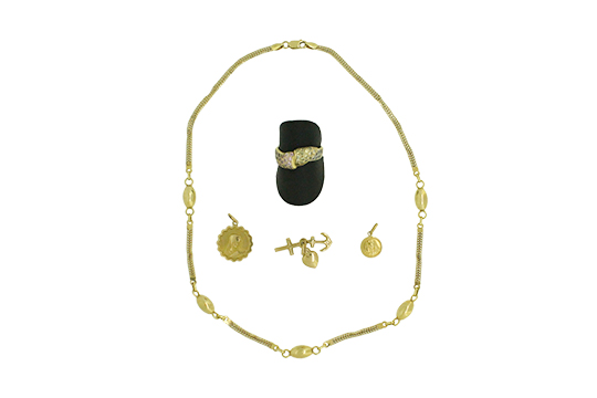 1 COLLIER, 3 CIONDOLI, 1 ANELLO CON PIETRE SEMIPREZIOSE, TUTTO ORO 18 KR., GR. TOT. 20,95