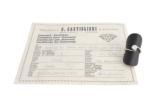 1 ANELLO SOLITARIO IN O.B. 18 KR. CHE INCASTONA BRILLANTE DI KT. 0,63 C.a CON CERTIFICATO GEMMOLOGICO CHE LO CLASSIFICA: PURO, TOP WESSELTON, (MISURA 53) GR. 4,20