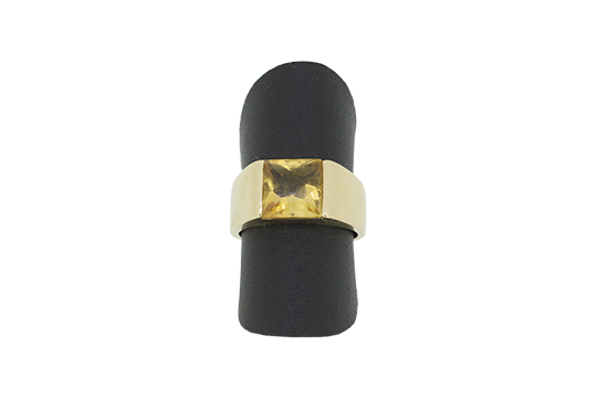 1 ANELLO IN O.G. 18 KR. FIRMATO CARTIER TANK CHE INCASTONA PR. QUARZO CITRINO, (MISURA 50) GR. 10,50