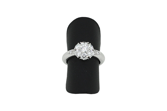 1 ANELLO IN PLATINO 950‰ FIRMATO VAN CLEEF & ARPELS MOD. FLEURETTE CON BRILLANTI PER COMPL. KT. 1,15 C.a CLASSIFICABILI: PUREZZA VVS-VS, COLORE E-F, GR. 7,05