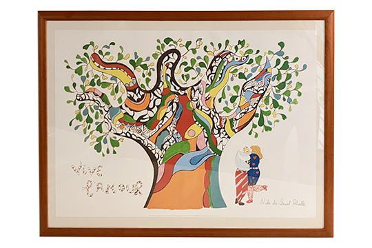 1 STAMPA “VIVE L'AMOUR” DI NIKI DE SAINT PHALLE, CON CORNICE IN LEGNO E VETRO DI PROTEZIONE DIM. 100x70 CM