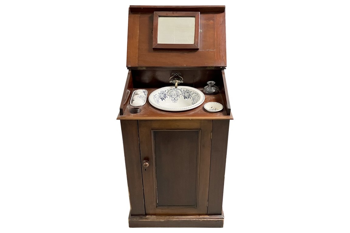 1 ANTICO MOBILE CON LAVABO CON ACQUA CORRENTE, STRUTTURA IN LEGNO MASSICCIO, VASCA ZINCATA PORTAACQUA, RUBINETTO IN METALLO, VASCHETTA E ACCESSORI IN PORCELLANA, PICCOLI DIFETTI DIM. 60x100x55 CM