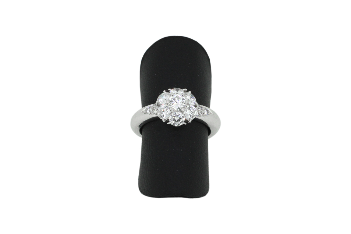 1 ANELLO IN PLATINO 950‰ FIRMATO VAN CLEEF & ARPELS MOD. FLEURETTE CON BRILLANTI PER COMPL. KT. 1,15 C.a CLASSIFICABILI: PUREZZA VVS-VS, COLORE E-F, GR. 7,05