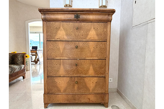 1 CANTERANO IN LEGNO, PIANO RETTANGOLARE, FRONTALE CON CINQUE CASSETTI DI CUI QUATTRO CON CHIAVE (1 CHIAVE MANCANTE) DIM. 108x145x51 CM