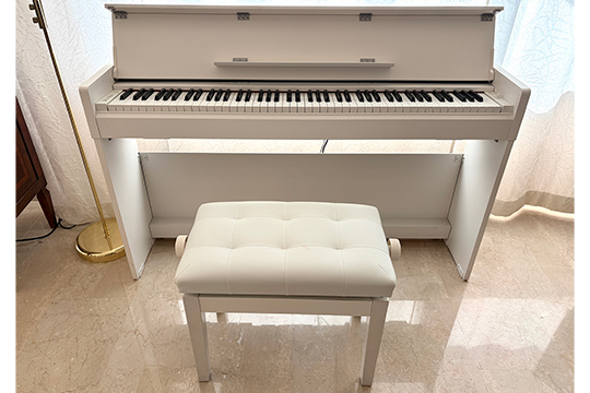 1 PIANOFORTE YAMAHA ARIUS YDP-S34 IN LEGNO LACCATO BIANCO DIM. 135x98x33 CM FORNITO DI SGABELLO CON SEDUTA IN PELLE BIANCA REGOLABILE IN ALTEZZA DIM. 63x45x35 CM