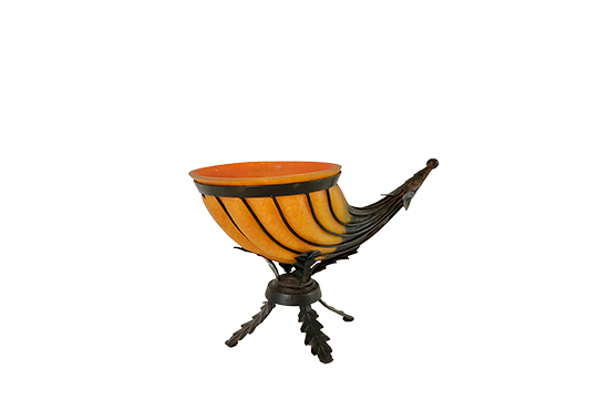 1 CENTROTAVOLA A FORMA DI CORNUCOPIA, STRUTTURA IN METALLO BRUNITO E CORNUCOPIA IN VETRO AMBRATO DIM. 25x30x40 CM