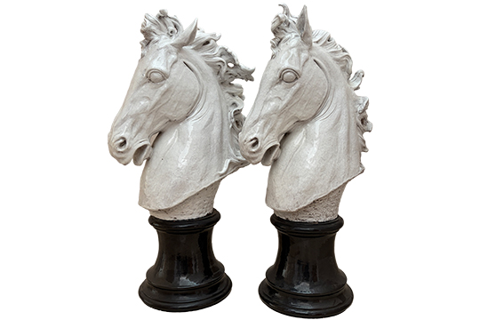 1 COPPIA DI SCULTURE IN CERAMICA COLORE BIANCO RAFFIGURANTE TESTA DI CAVALLO, BASAMENTO CILINDRICO COLORE NERO DIM. 54x96x33 CM