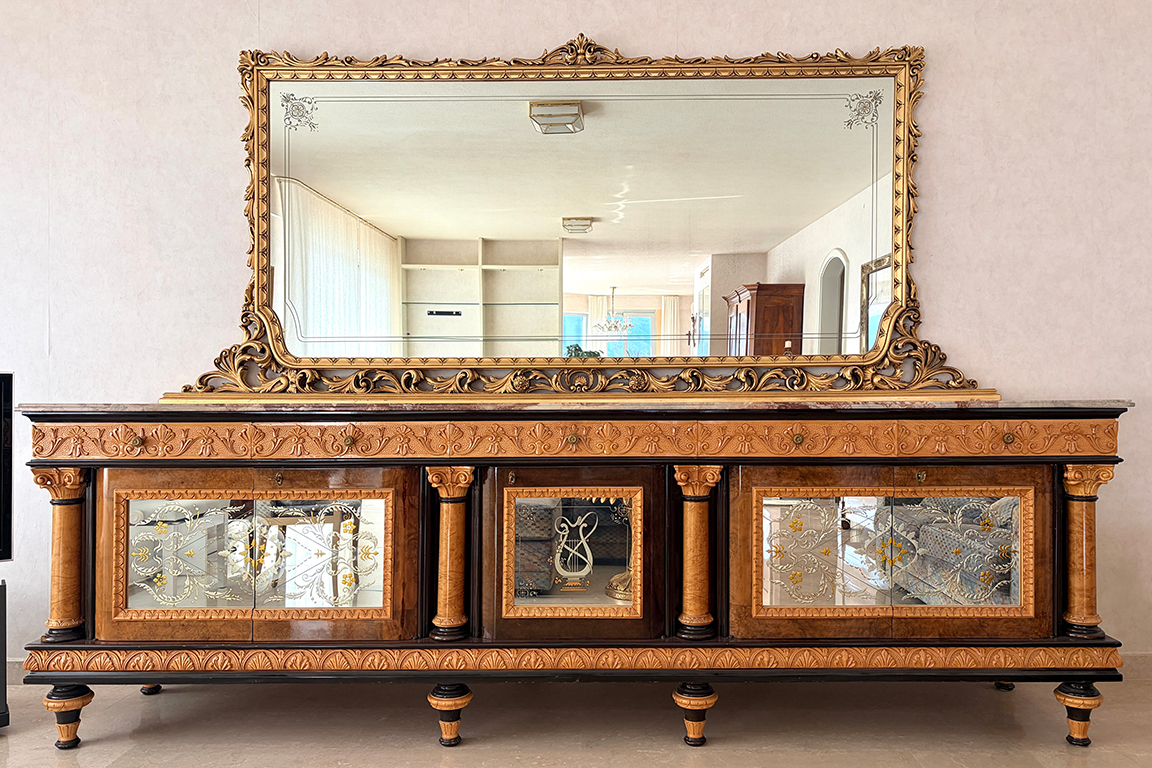 1 CREDENZA CON SPECCHIERA, PIANO RETTANGOLARE IN MARMO, FRONTE CON FASCIA SUPERIORE FINEMENTE INCISA CON CINQUE CASSETTI E PARTE INFERIORE CON CINQUE ANTE DECORO CON SPECCHIO, PIEDINI CIRCOLARI (IMPIALLACCIATURA ROVINATA SUL LATO SINISTRO) DIM. 300x215x60 CM