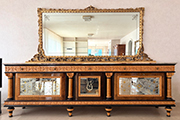 1 CREDENZA CON SPECCHIERA, PIANO RETTANGOLARE IN MARMO, FRONTE CON FASCIA SUPERIORE FINEMENTE INCISA CON CINQUE CASSETTI E PARTE INFERIORE CON CINQUE ANTE DECORO CON SPECCHIO, PIEDINI CIRCOLARI (IMPIALLACCIATURA ROVINATA SUL LATO SINISTRO) DIM. 300x215x60 CM