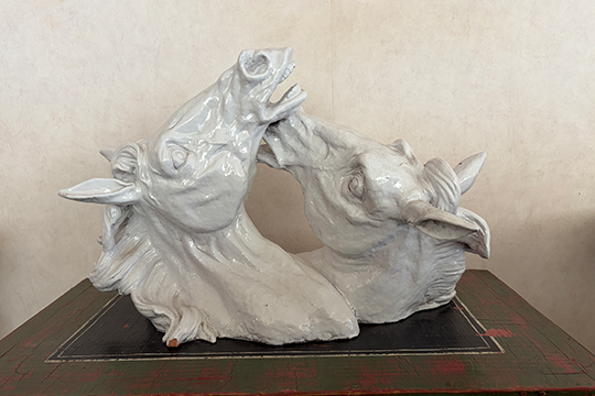 1 SCULTURA IN CERAMICA COLORE BIANCO RAFFIGURANTE “TESTE DI CAVALLO” DIM. 61x40x26 CM
