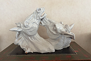 1 SCULTURA IN CERAMICA COLORE BIANCO RAFFIGURANTE “TESTE DI CAVALLO” DIM. 61x40x26 CM