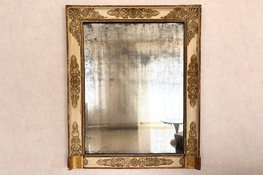 1 SPECCHIO ANTICATO CON CORNICE IN LEGNO ANCHE DORATO CON DECORI IN RILIEVO DIM. 80x101x6 CM
