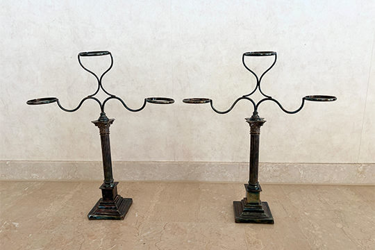 2 CANDELABRI PER LUMINO IN METALLO COLORE ARGENTO DIM. 43x50x12 CM