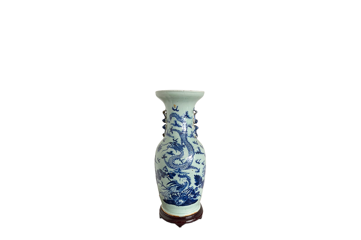 1 VASO IN PORCELLANA CINESE RAFFIGURANTE “DRAGO” CON SUPPORTO IN LEGNO DIM. 25x60 CM
