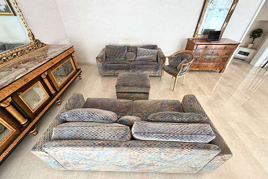 2 DIVANI A DUE POSTI DIM. 190x68x90 CM, 1 POGGIAPIEDI DIM. 70x43x56 CM E 1 SEDIA CON BRACCIOLI IN LEGNO, TUTTO RIVESTITO IN TESSUTO MULTICOLORE SU SFONDO GRIGIO DIM. 54x84x60 CM