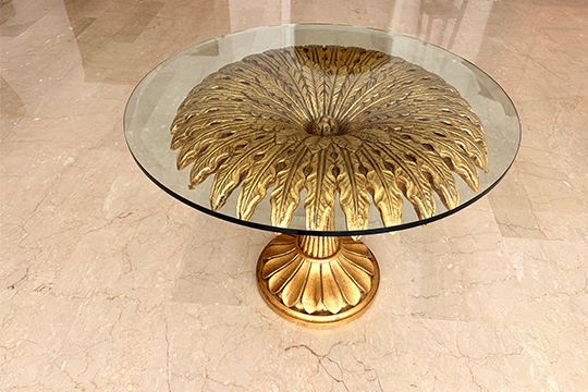 1 TAVOLINO ROTONDO CON PIANO IN CRISTALLO E BASE CILINDRICA DECORO FIORE IN LEGNO DORATO DIM. 70x52 CM