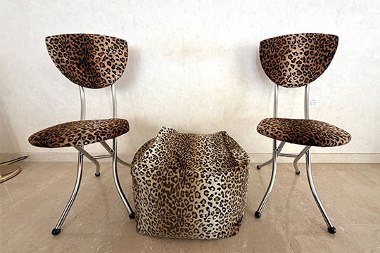2 SEDIE RICHIUDIBILI CON STRUTTURA IN ACCIAIO, SEDUTA E SCHIENALE IN TESSUTO LEOPARDATO DIM. 39x92x44 CM E 1 POUF IN TESSUTO LEOPARDATO DIM. 50x35 CM