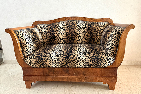 1 DIVANO “STILE BIEDERMEIER” IN LEGNO CON RIVESTIMENTO IN TESSUTO LEOPARDATO DIM. 135x85x62 CM