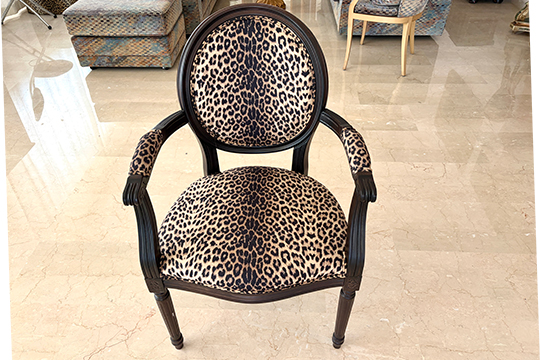 1 SEDIA IN LEGNO CON BRACCIOLI, SEDUTA E SCHIENALE RIVESTITI CON TESSUTO LEOPARDATO DIM. 60x95x48 CM