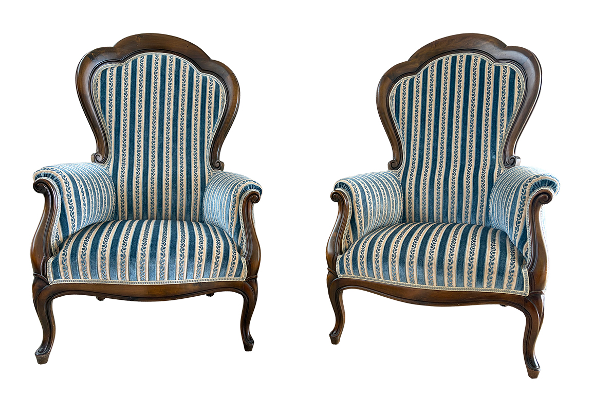 1 COPPIA DI POLTRONE DA CAMERA IN LEGNO MASSELLO, CON SEDUTA, SCHIENALE E BRACCIOLI RIVESTITI CON TESSUTO RIGATO COLORE BLU E BEIGE DIM. 70x110x80 CM