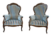 1 COPPIA DI POLTRONE DA CAMERA IN LEGNO MASSELLO, CON SEDUTA, SCHIENALE E BRACCIOLI RIVESTITI CON TESSUTO RIGATO COLORE BLU E BEIGE DIM. 70x110x80 CM
