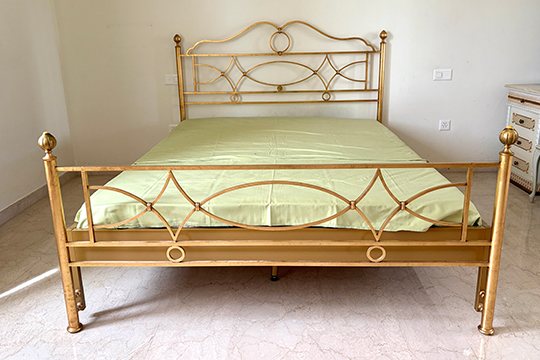 1 LETTO MATRIMONIALE CON STRUTTURA IN METALLO DORATO COMPLETO DI MATERASSO E DOGHE IN LEGNO DIM. 170x118x212 CM