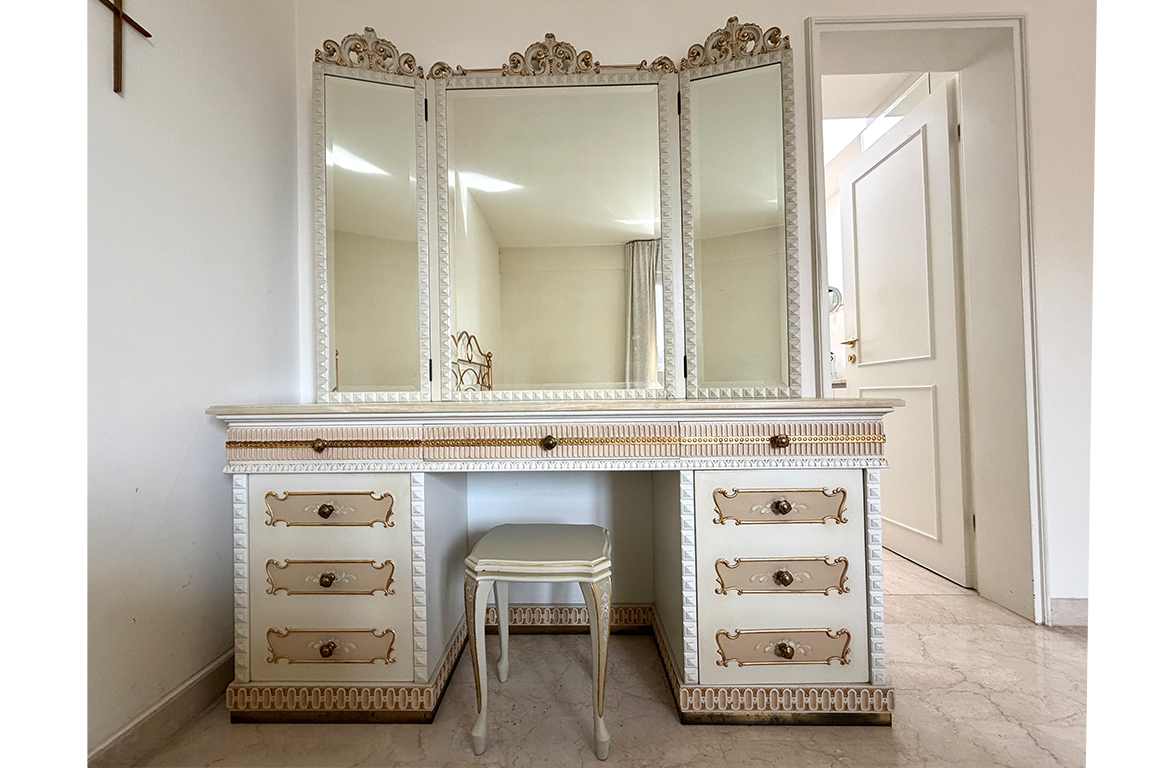 1 PETINEUSE IN LEGNO CON DECORI IN ORO FINEMENTE DIPINTA CON 1 CASSETTO CENTRALE E 2 ANTE LATERALI, COMPLETA DI SPECCHIO A TRE ANTE E SGABELLO DIM. 164x195x43 CM
