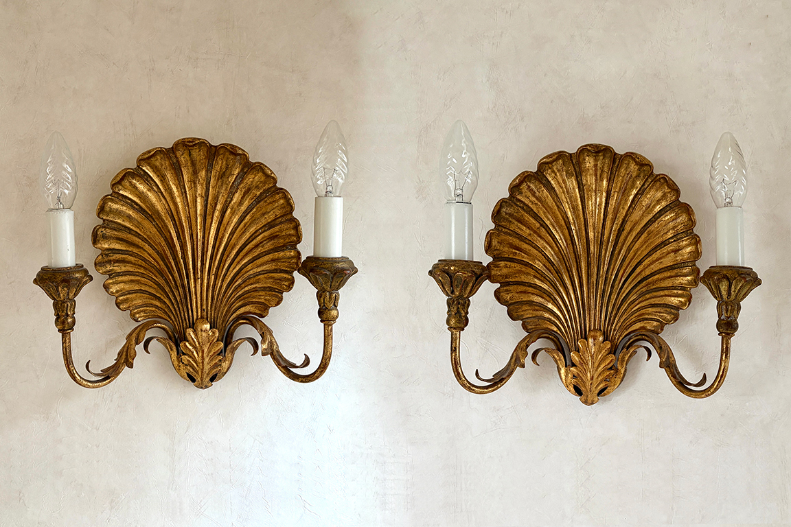 1 PAIO DI APPLIQUE A DUE FIAMME DECORO CONCHIGLIA IN METALLO DORATO E LEGNO DIM. 31x29x11 CM