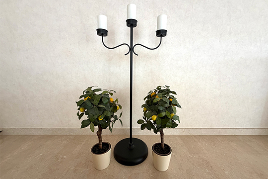 1 CANDELABRO DA TERRA A TRE BRACCI IN METALLO COLORE NERO DIM. 110x55 CM E 2 PIANTE FINTE DI LIMONE DIM. 30x60 CM