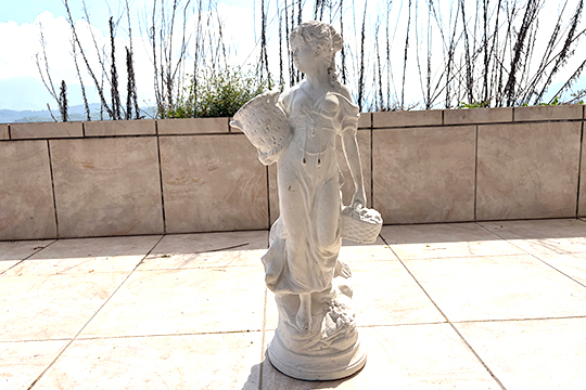 1 STATUA DA GIARDINO RAFFIGURANTE “RAGAZZA CON CESTINI” DIM. 39x70x20 CM