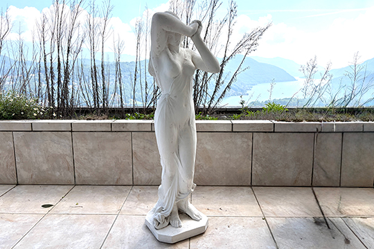 1 STATUA DA GIARDINO RAFFIGURANTE “NINFA” DIM. 32x116x40 CM