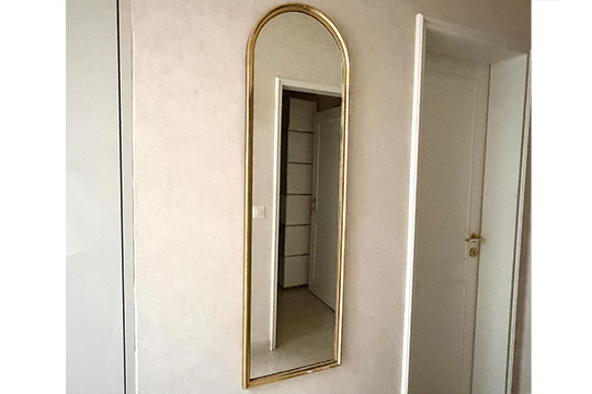 1 SPECCHIO DA PARETE VERTICALE, LATO SUPERIORE ARCUATO, CON CORNICE IN LEGNO DORATO DIM. 39x130 CM