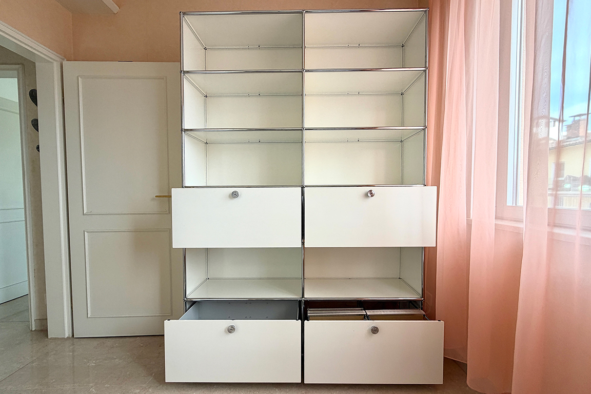 1 SISTEMA “USM” HALLER STRUTTURA IN METALLO COLORE BIANCO CON DODICI RIPIANI DI CUI QUATTRO CON CASSETTO ESTRAIBILE (SENZA CHIAVI), PICCOLI DIFETTI DIM. 150x214x37 CM