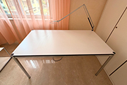 1 TAVOLO “USM” HALLER STRUTTURA IN METALLO COLORE BIANCO CON LAMPADA “BELUX” CON BRACCIO IN METALLO REGOLABILE DIM. 150x75 CM