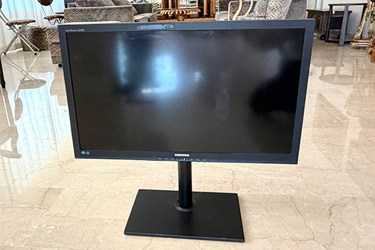 1 MONITOR “SAMSUNG SA650” CON PIEDISTALLO REGOLABILE IN ALTEZZA DIM. 64x30 CM