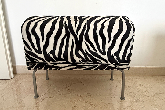 1 POGGIAPIEDI IN TESSUTO ZEBRATO CON PIEDINI IN METALLO DIM. 60x50x32 CM