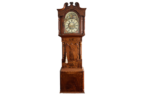 1 ANTICO OROLOGIO DA PARETE A PENDOLO “JAMES SAGAR BLACKBURN”, STRUTTURA IN LEGNO, QUADRANTE FINEMENTE DIPINTO CON FASI LUNA E PICCOLI SECONDI A ORE DODICI DIM. 70x250x30 CM