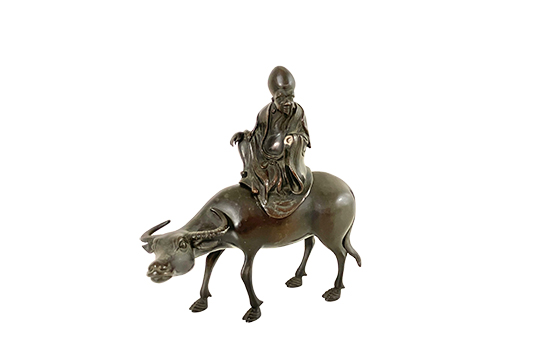 1 STATUA IN METALLO RAFFIGURANTE “LAU TZU” SUL DORSO DI UN BUFALO (DA RIP. MANO MANCANTE) DIM. 24x24x12 CM
