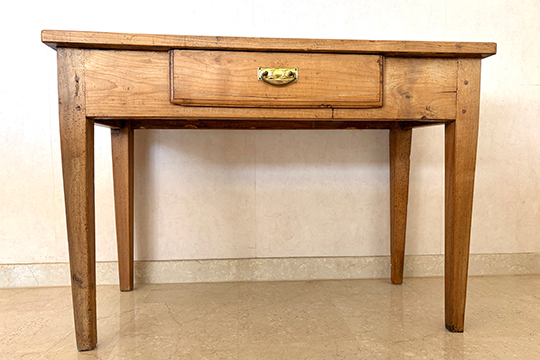 1 ANTICO TAVOLO DA CUCINA IN LEGNO MASSICCIO CON CASSETTO CENTRALE DIM. 107x74x51 CM