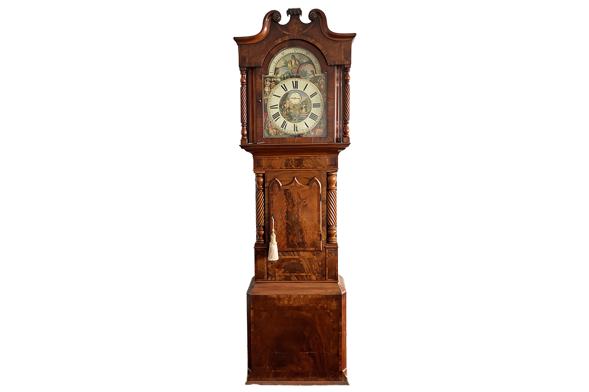 1 ANTICO OROLOGIO DA PARETE A PENDOLO “JAMES SAGAR BLACKBURN”, STRUTTURA IN LEGNO, QUADRANTE FINEMENTE DIPINTO CON FASI LUNA E PICCOLI SECONDI A ORE DODICI DIM. 70x250x30 CM