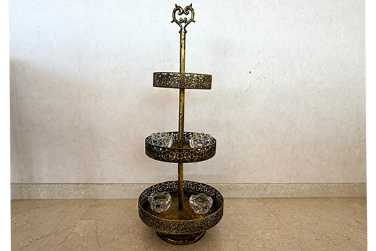 1 ALZATA IN METALLO CON TRE RIPIANI E 2 COPPIE DI PORTALUMINI IN CRISTALLO DIM. 35x90 CM